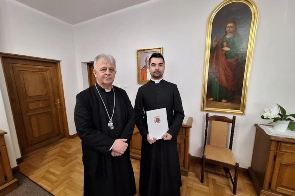 ksiądz Michał kacprzyk z biskupem piotrowskim